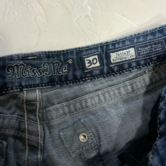 Miss Me Boyfriend Capri Jeans - Picture 4 of 11